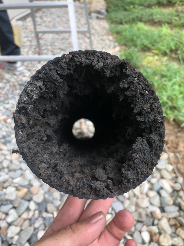 煙道内に煤が大量に溜まった煙突