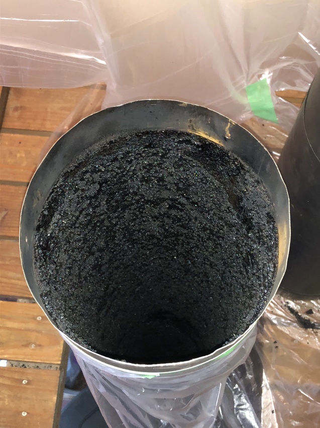 燃焼ガスが固着した煙突