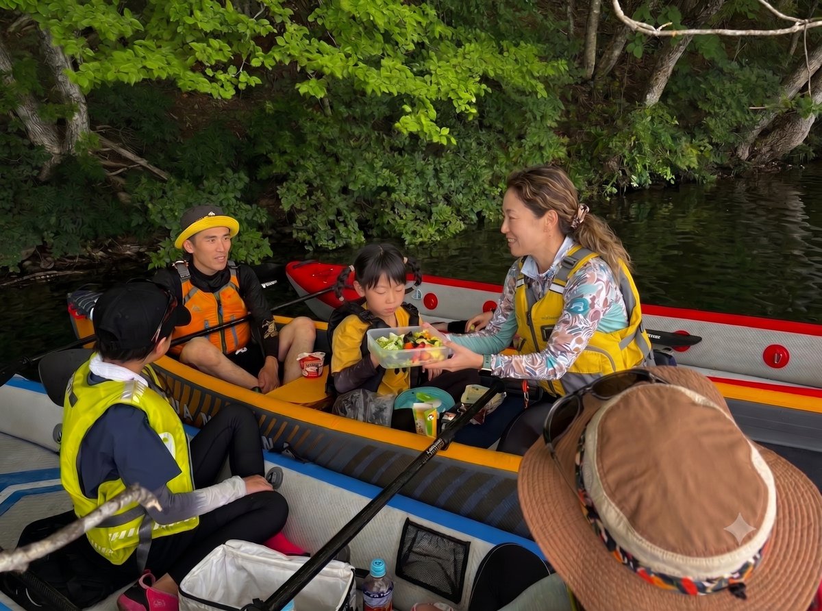 青木湖のカヤックでランチを楽しむ家族