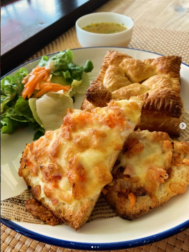 チーズトーストとパイ、サラダのランチプレート（maica's cafe & kitchen）