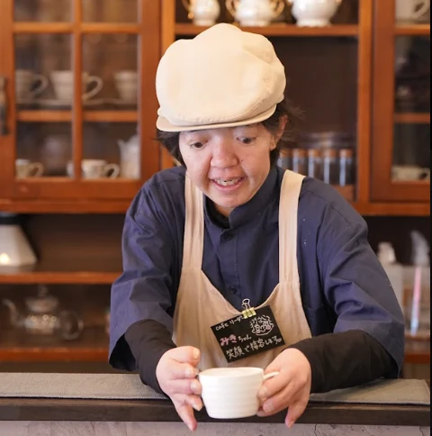 カウンターでカップを渡す作業