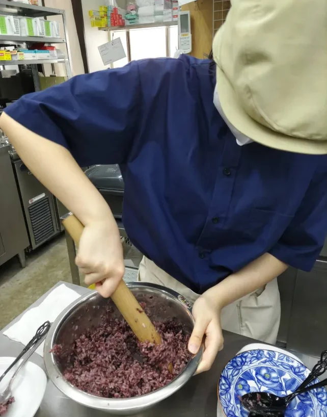 白馬紫米を混ぜる調理作業