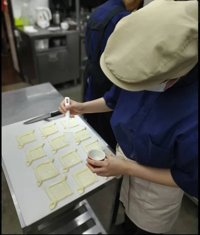 パイ生地の仕上げ作業