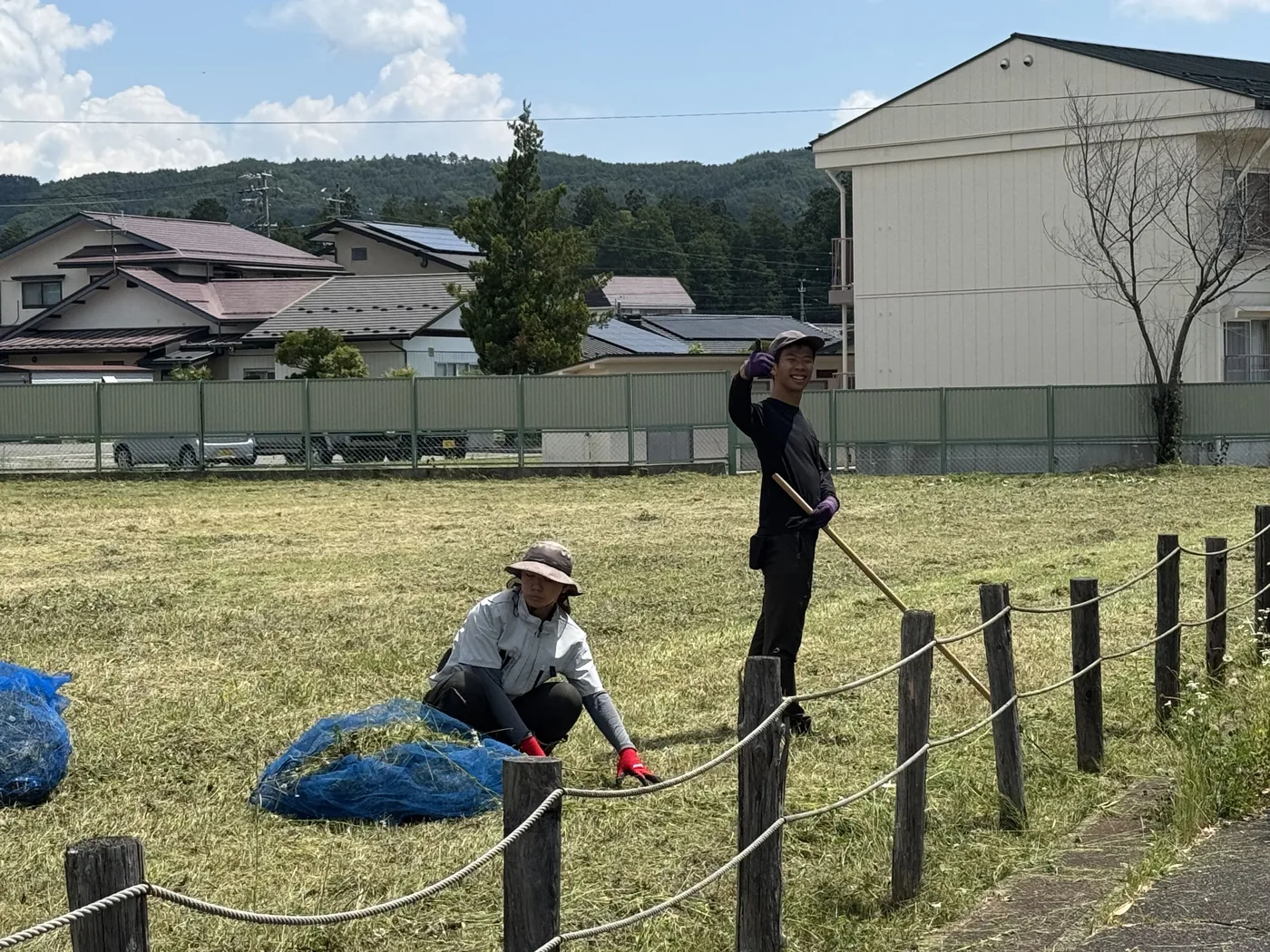 草刈り後の片付け作業